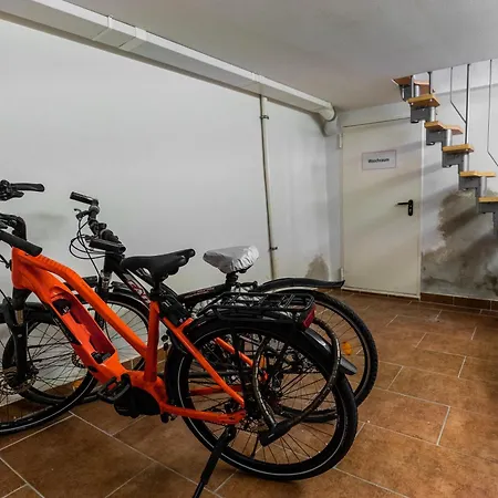 Moderne Stadtwohnung An Der Fussgängerzone, Smart Tv, Kingsize-bett, Couch, Küche