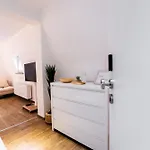 Moderne Stadtwohnung An Der Fussgaengerzone, Smart Tv, Kingsize-bett, Couch, Kueche דירה *