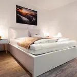 דירה Moderne Stadtwohnung An Der Fussgaengerzone, Smart Tv, Kingsize-bett, Couch, Kueche פסאו