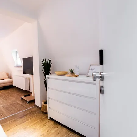 Moderne Stadtwohnung An Der Fussgaengerzone, Smart Tv, Kingsize-bett, Couch, Kueche Apartamento *