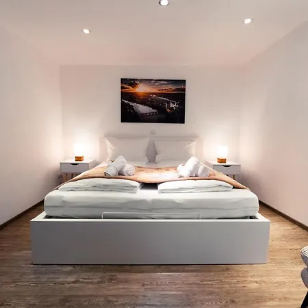 Апартаменти Moderne Stadtwohnung An Der Fussgaengerzone, Smart Tv, Kingsize-bett, Couch, Kueche *