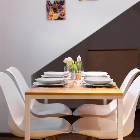 Moderne Stadtwohnung An Der Fussgaengerzone, Smart Tv, Kingsize-bett, Couch, Kueche