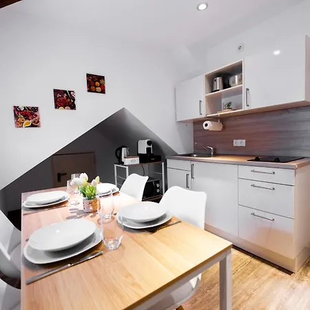 Moderne Stadtwohnung An Der Fussgaengerzone, Smart Tv, Kingsize-bett, Couch, Kueche Апартаменты *