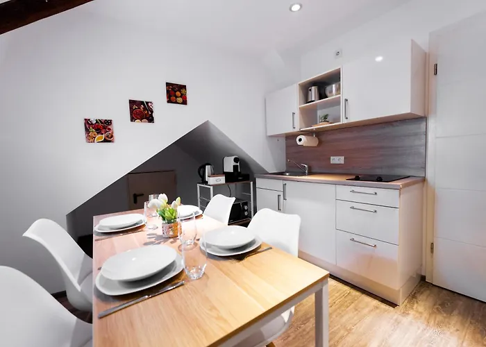 Moderne Stadtwohnung An Der Fussgaengerzone, Smart Tv, Kingsize-bett, Couch, Kueche Апартаменты *