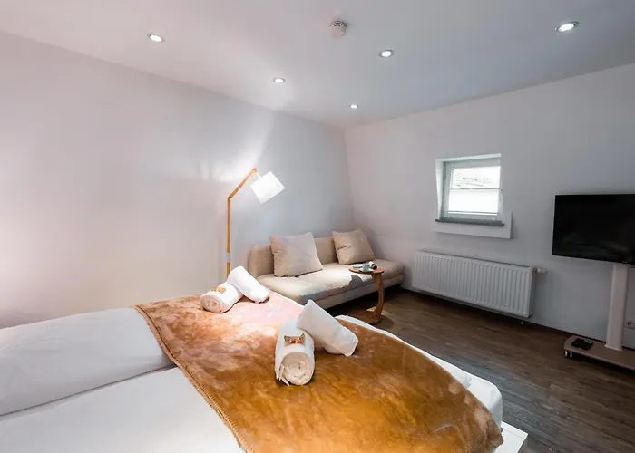 Apartment Moderne Stadtwohnung An Der Fussgaengerzone, Smart Tv, Kingsize-bett, Couch, Kueche *